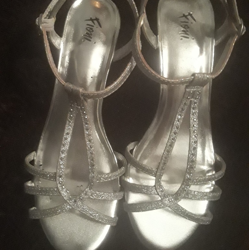 Silver strappy low heel dress shoes